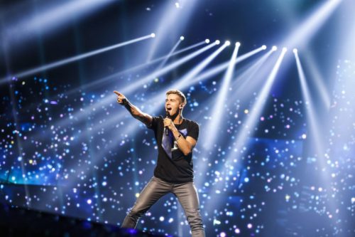 Yo listen up here's a story About a little guy that lives in a blue world | © eurovision.tv / Thomas Hanses